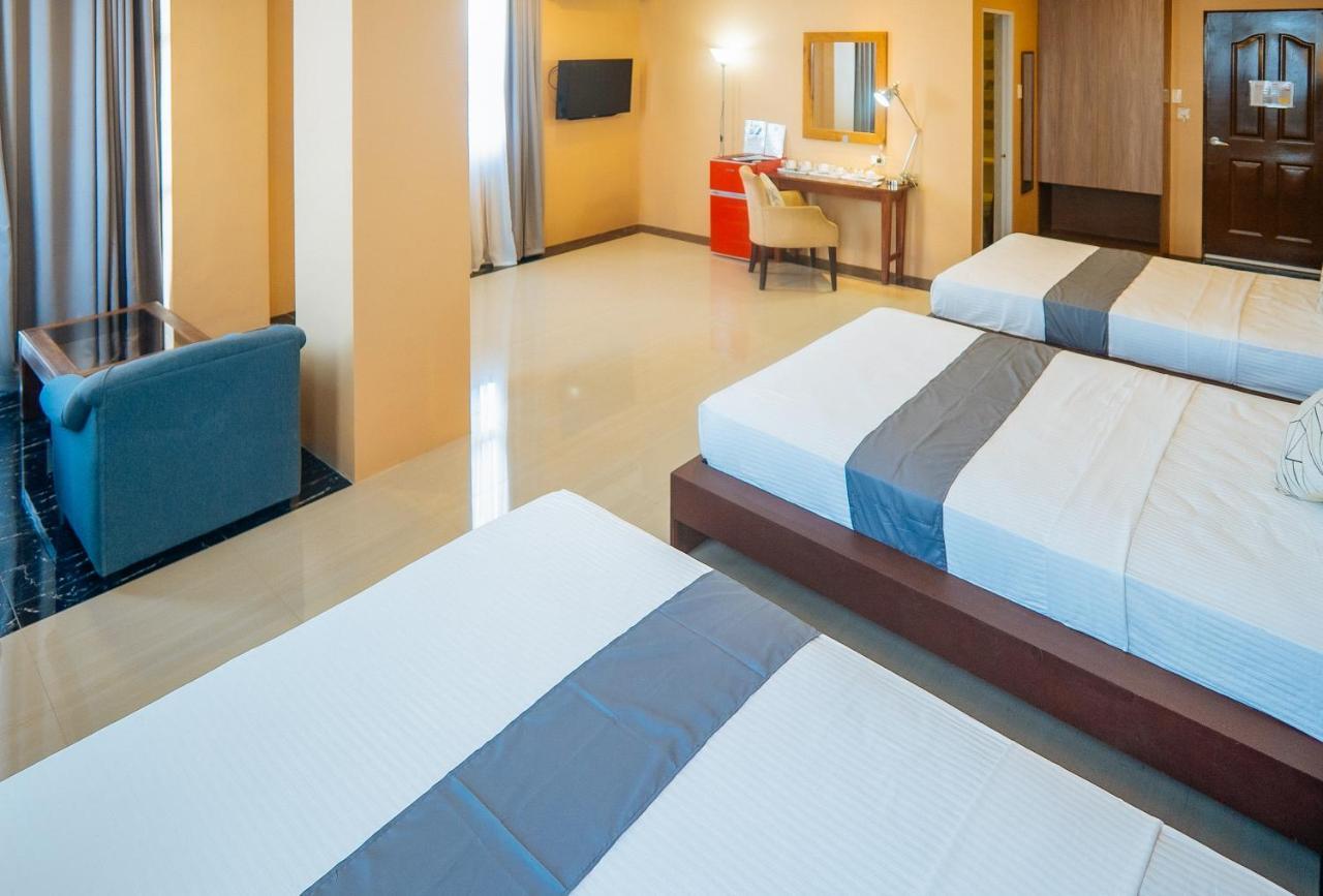 Reddoorz Plus @ Hotel Platinum Occidental Mindoro 산 호세 외부 사진